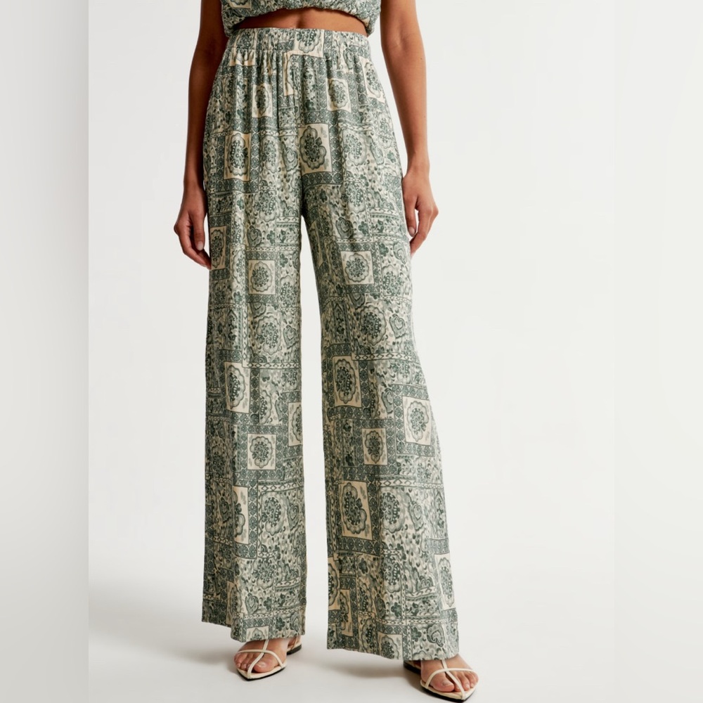 Abercrombie & Fitch Crinkle Textured Pull-On Pants